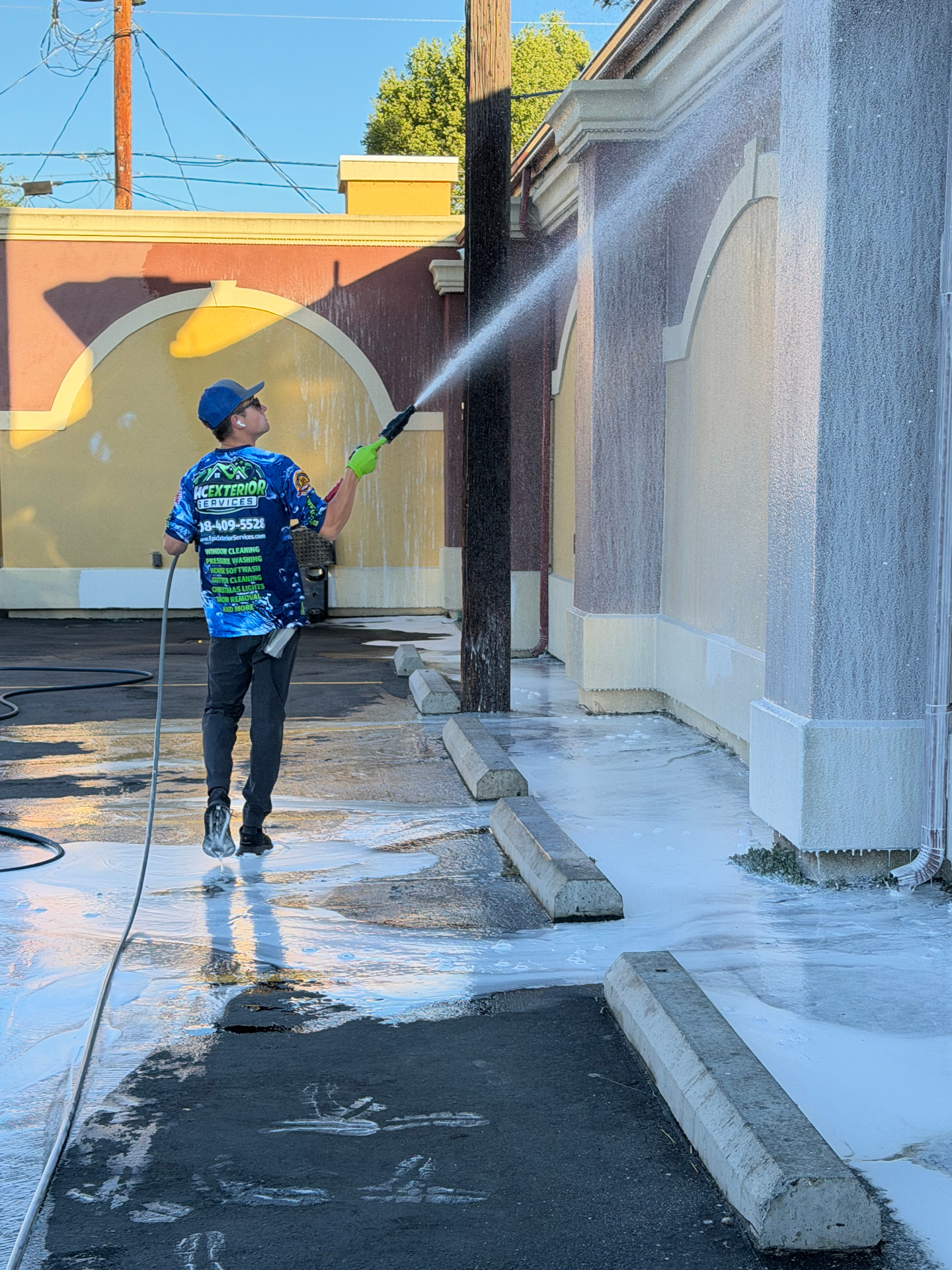 Commercial soft washing of stucco building exterior in the Treasure Valley